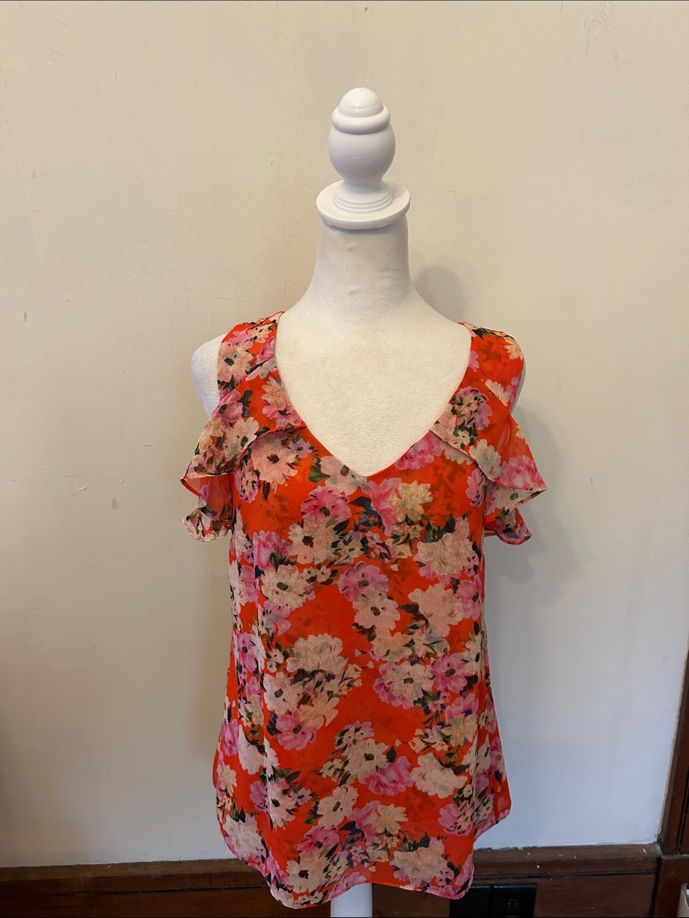 Cabi Red Floral V-Neck Ruffle cold shoulder blouse Size XS EUC